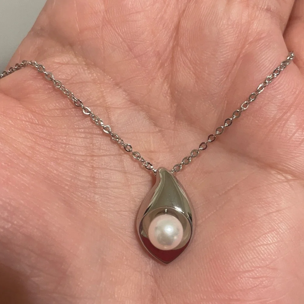 Tasaki Elegant Silver Pearl Pendant Necklace